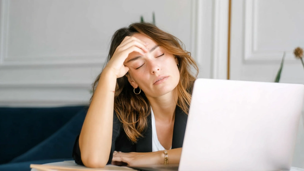 Stół ze zdrowym śniadaniem i porannym słońcem za oknem